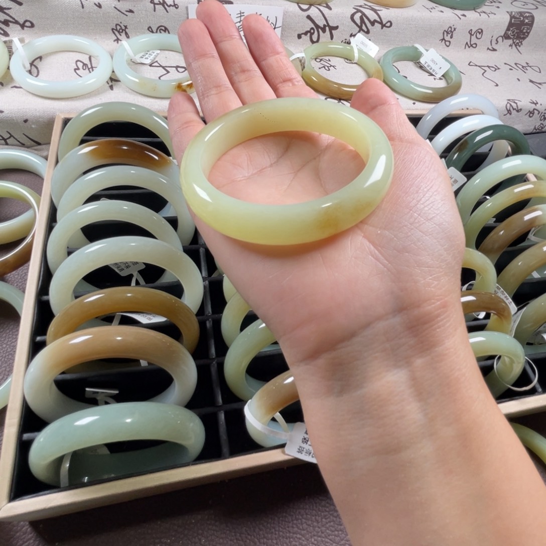 和田玉未镶嵌手镯