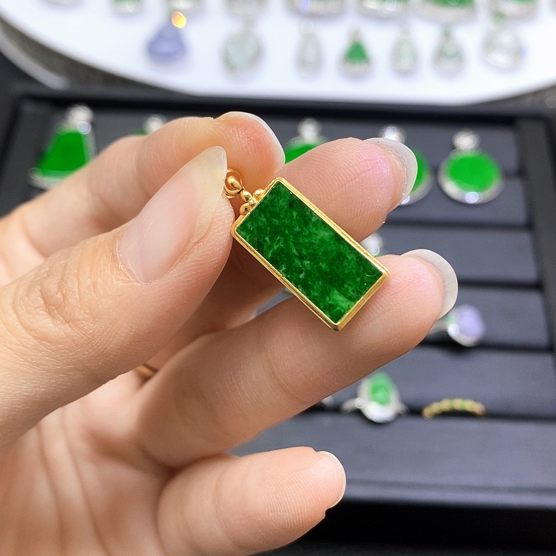 翡翠18K金镶嵌吊坠(不含链)