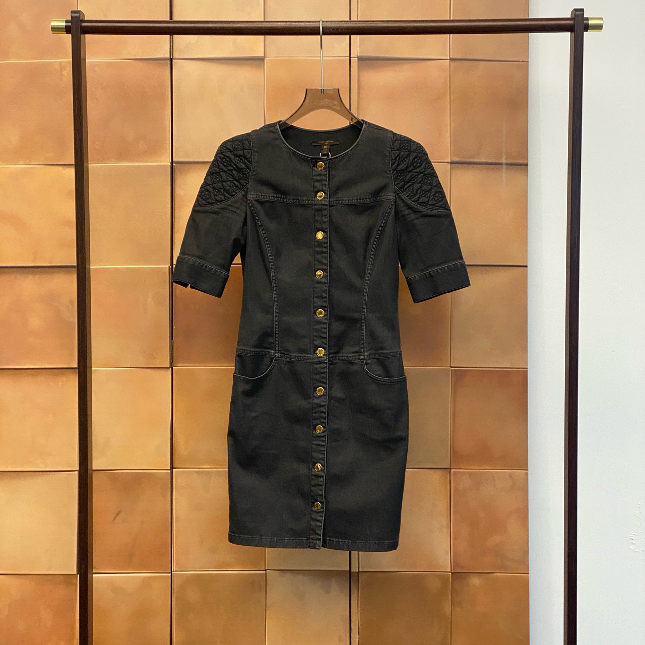 Louis Vuitton烟灰色浮雕老花logo牛仔连衣裙/36码/99新/29056