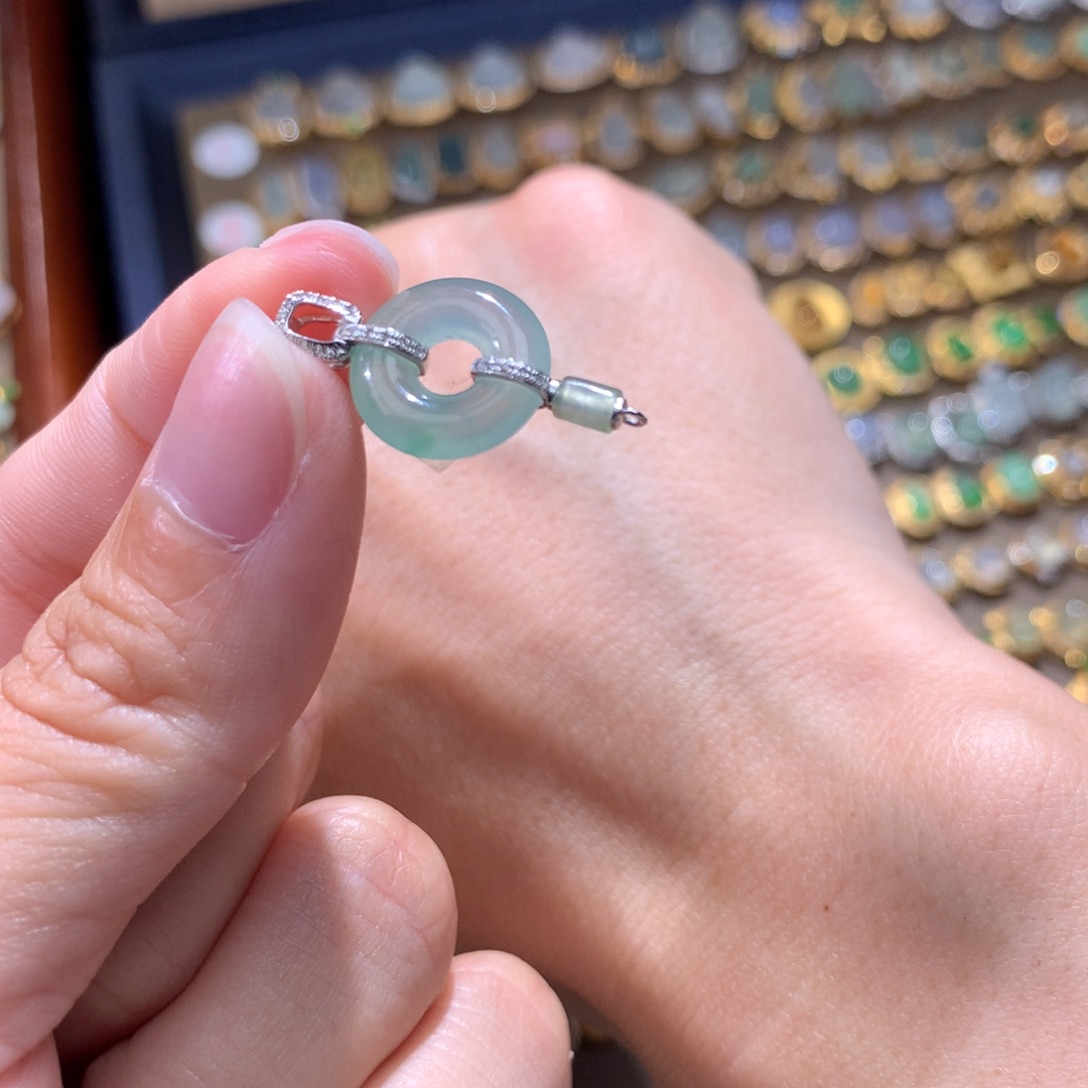 @***7翡翠18K金镶嵌颈饰翡翠