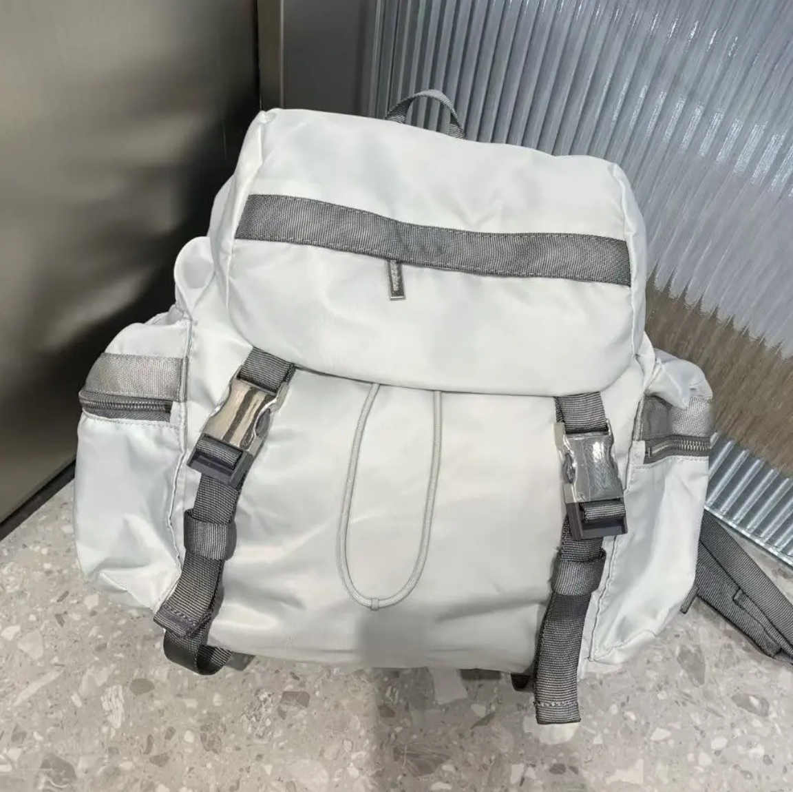 lulu有灵魂Wunder健身休闲双肩包mini14L------