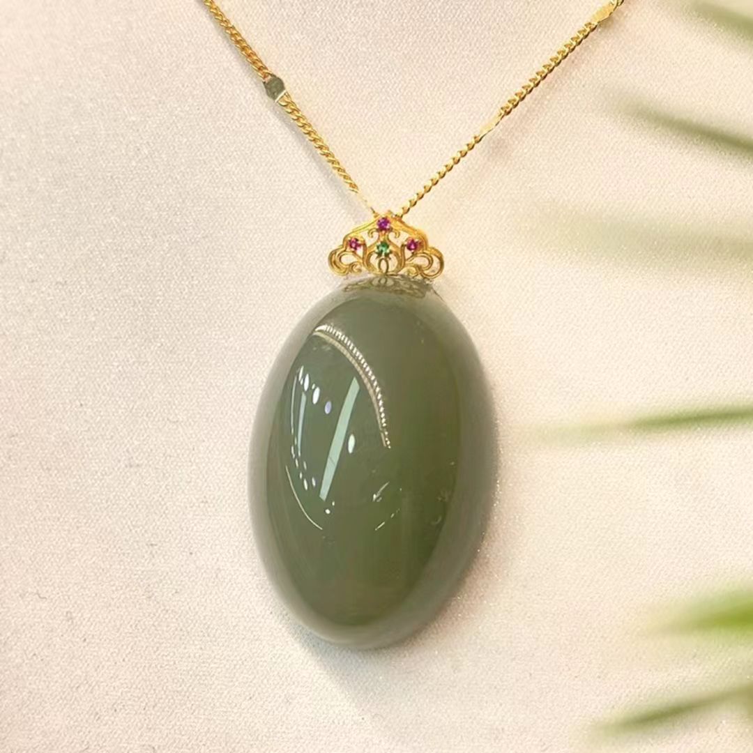 18k和田玉晴水厚蛋面吊坠