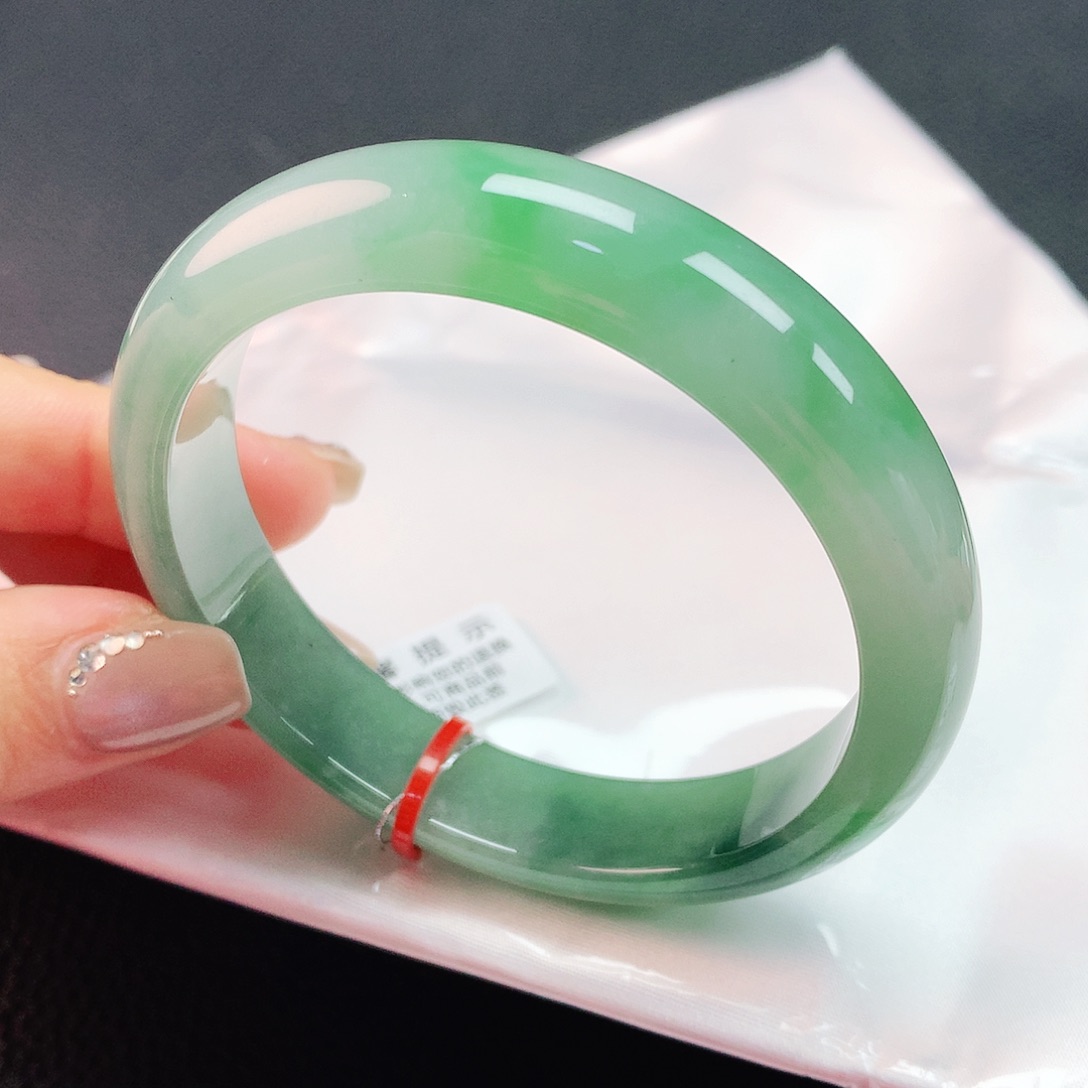 翡翠手镯未镶嵌58圈