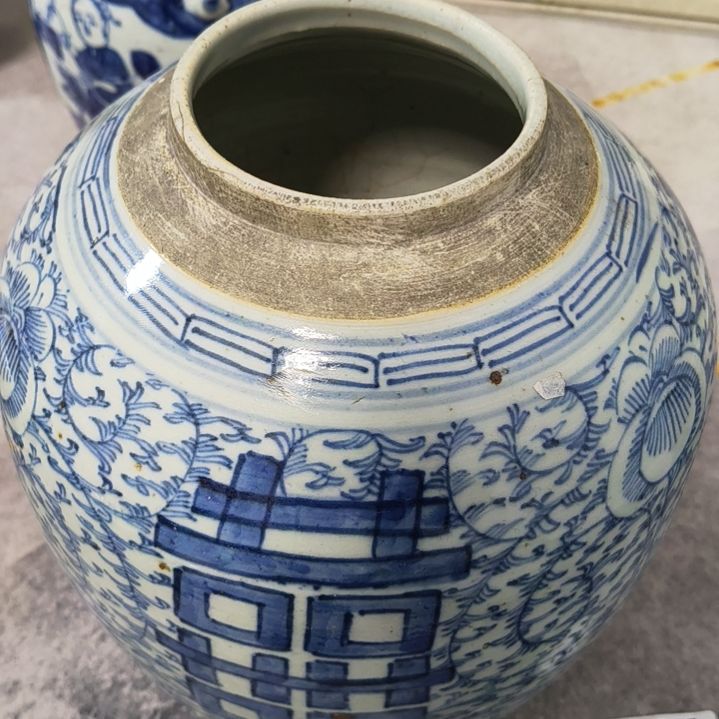 陶瓷三点水缠织纹喜字罐