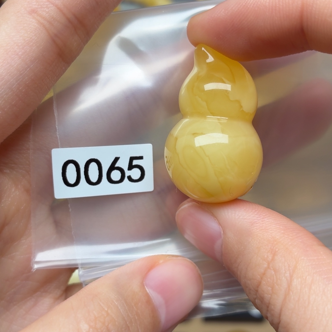 琥珀未镶嵌裸石18+葫芦微瑕