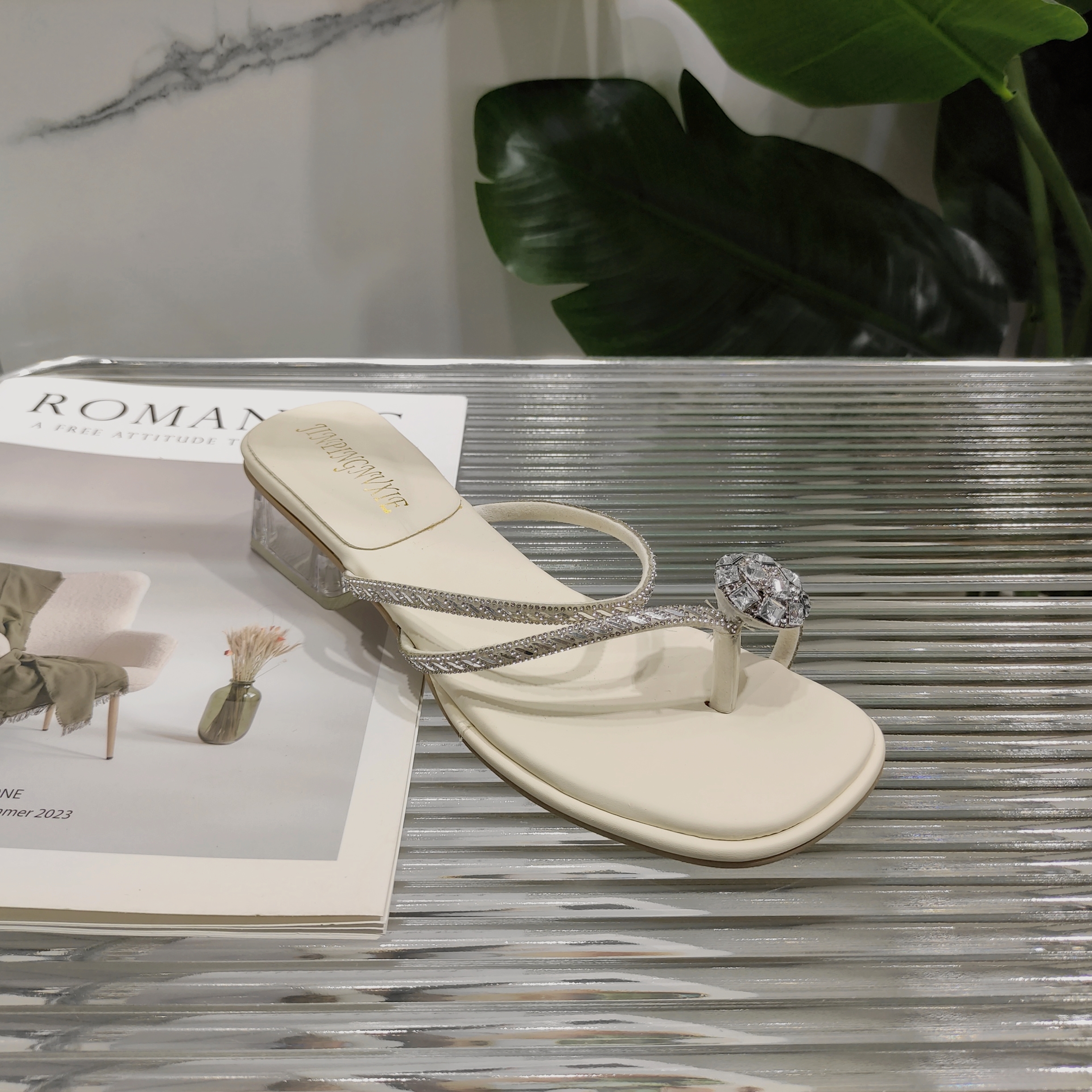 女夏外穿新款网红配裙子水钻凉拖女百搭套趾拖鞋1068