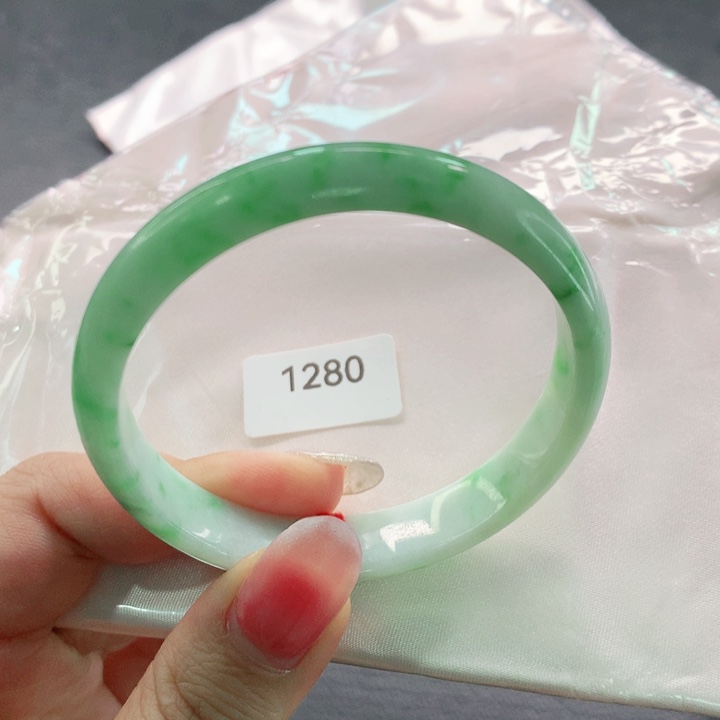 翡翠未镶嵌手镯03。