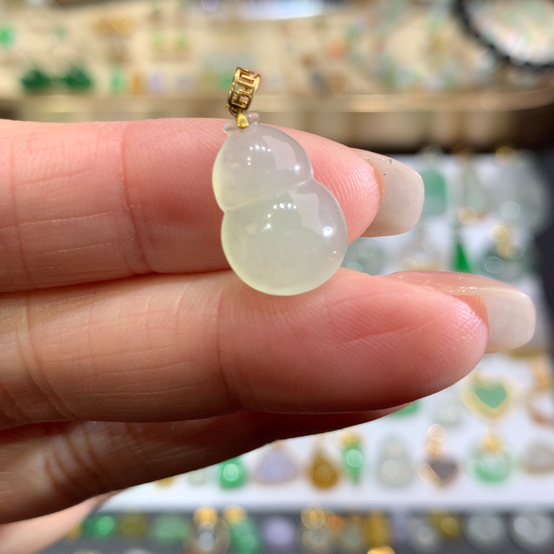 翡翠颈饰18K金镶嵌翡翠吊坠的未镶嵌