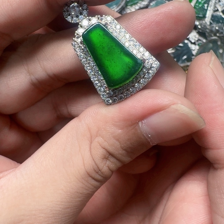 翡翠未镶嵌颈饰天然A货翡翠放漏