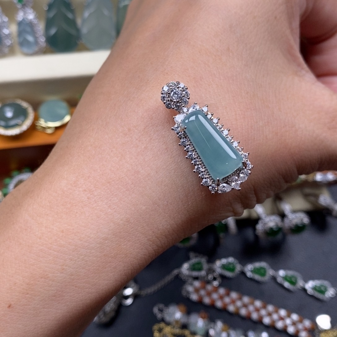 翡翠未镶嵌颈饰肉****ᴳ翡翠