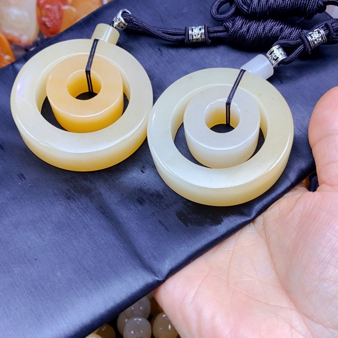 石英质玉（黄龙玉）颈饰未镶嵌