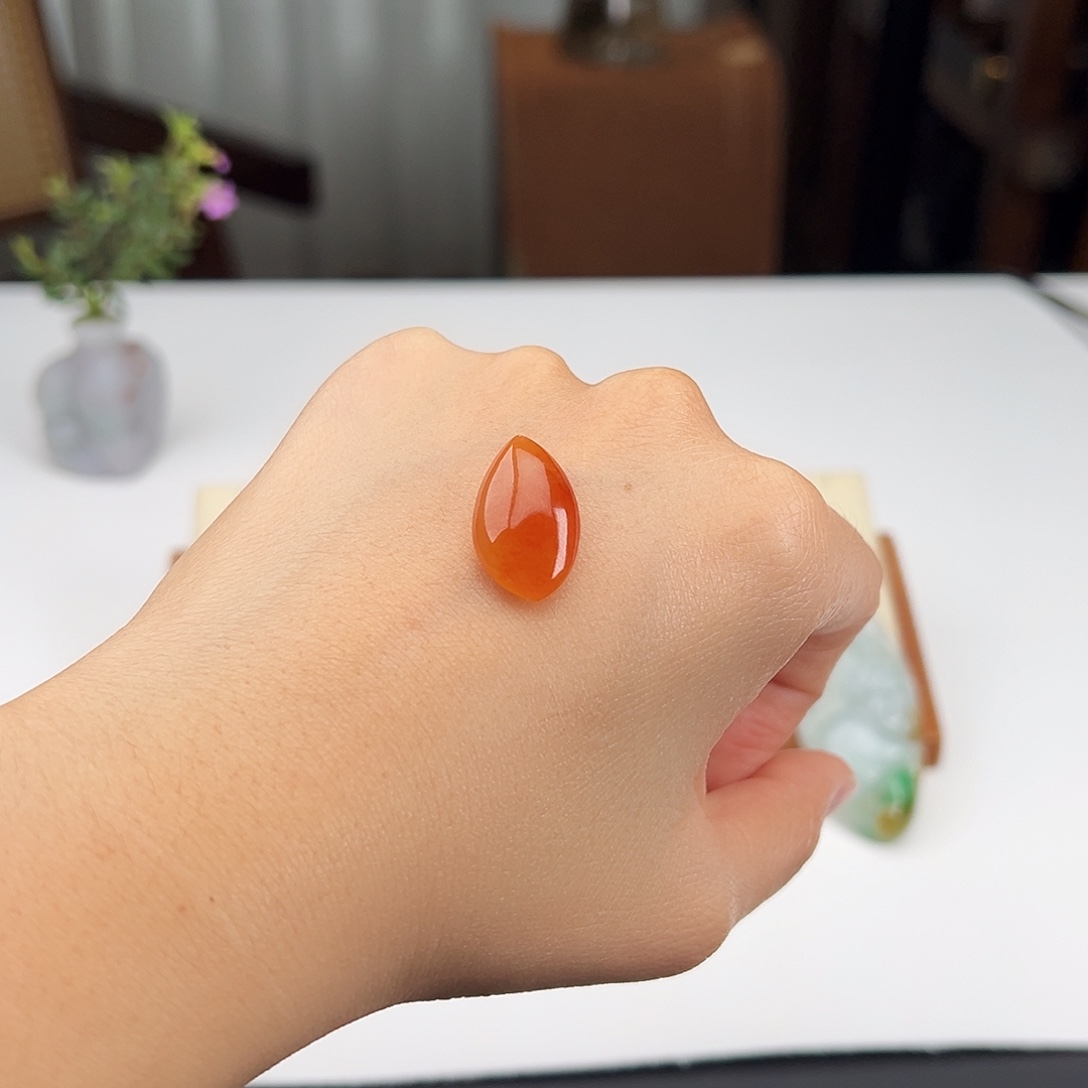 翡翠未镶嵌颈饰     