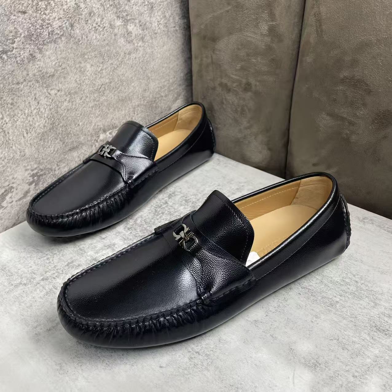 未使用 FERRAGAMO/菲拉格慕 黑色银扣logo舒适豆豆鞋 41码
