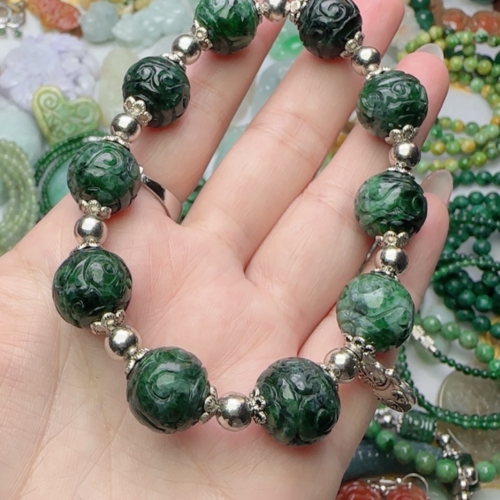 小***子翡翠未镶嵌颈饰天然A货