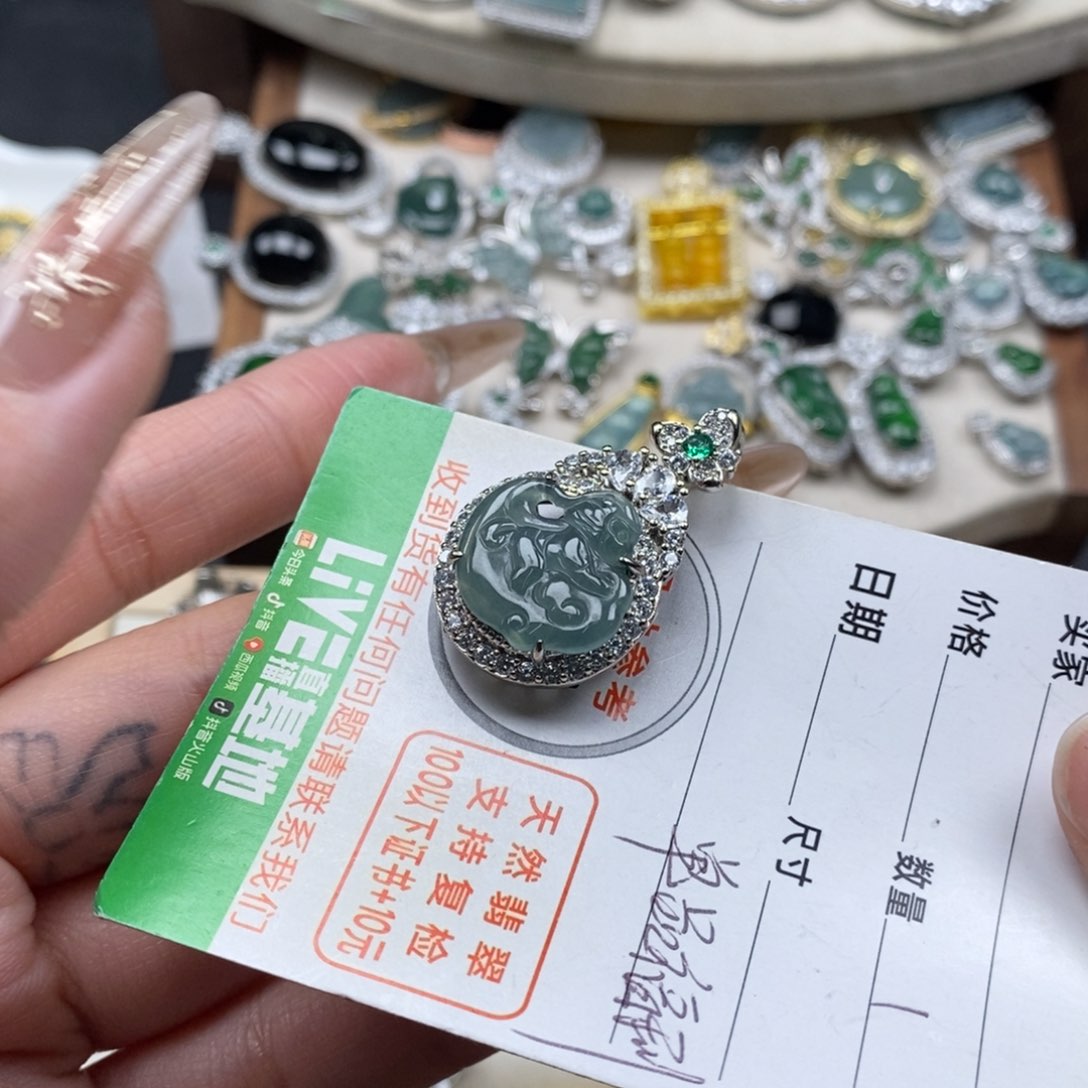 翡翠颈饰未镶嵌翡翠