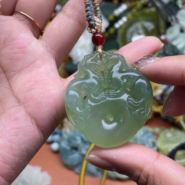 蛇纹石玉吊坠合金