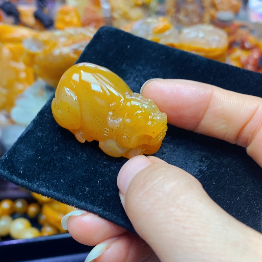 未镶嵌石英质玉（黄龙玉）颈饰