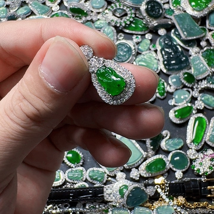 翡翠颈饰未镶嵌天然A货翡翠放漏