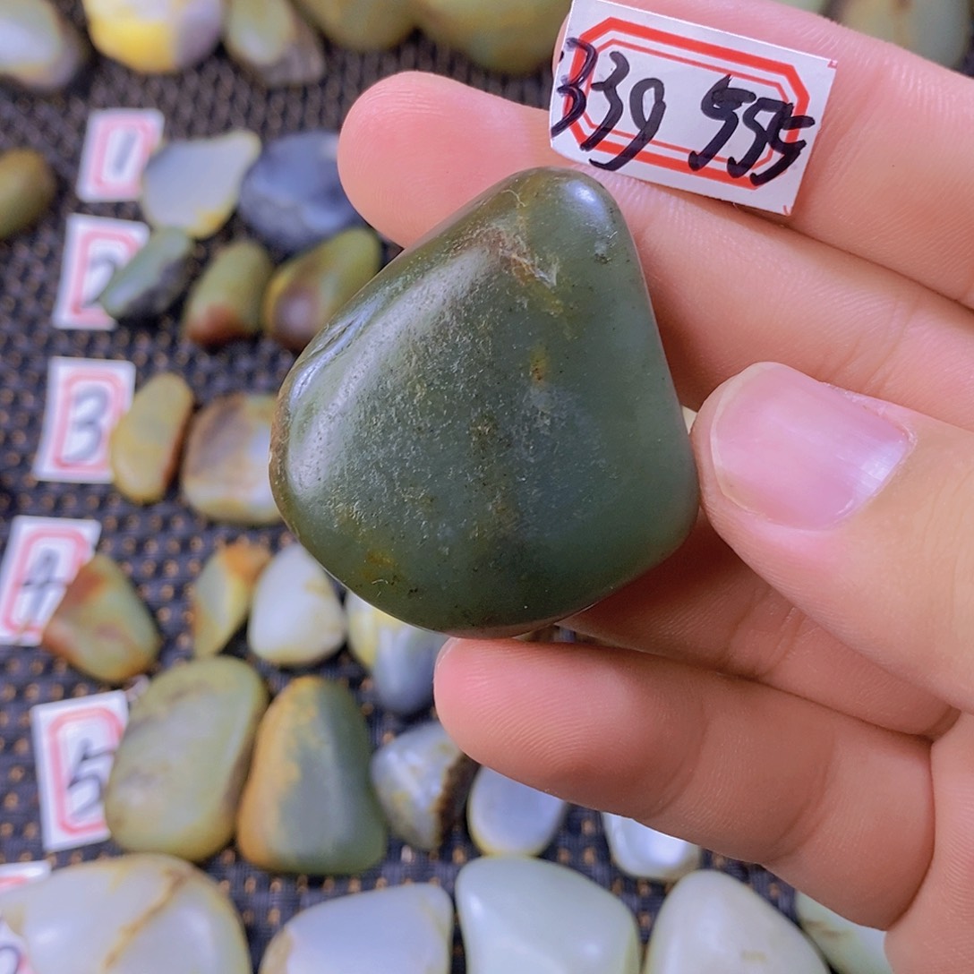 颈饰未镶嵌和田玉（糖玉）