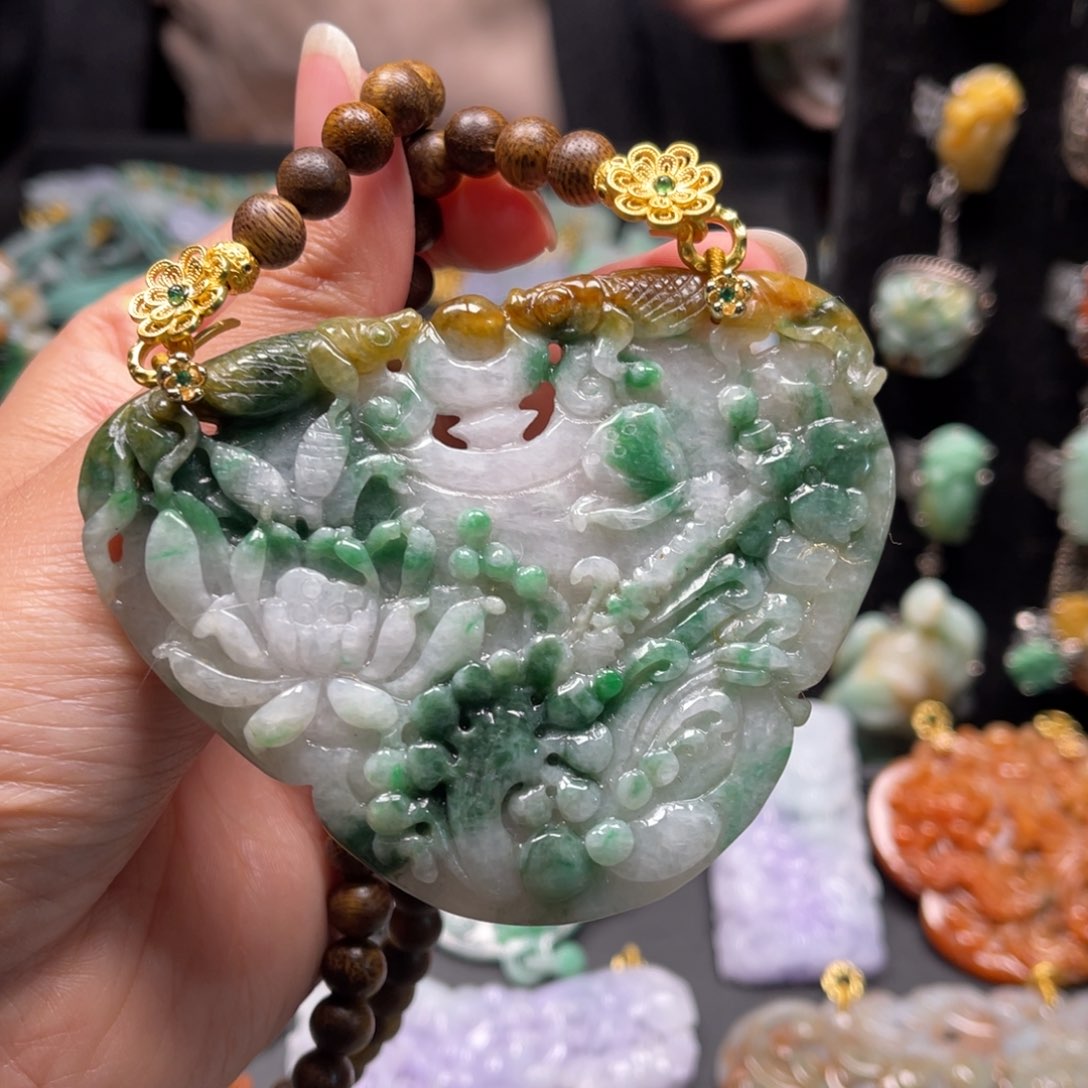 翡翠颈饰未镶嵌cgxgcgghhbjhhjn