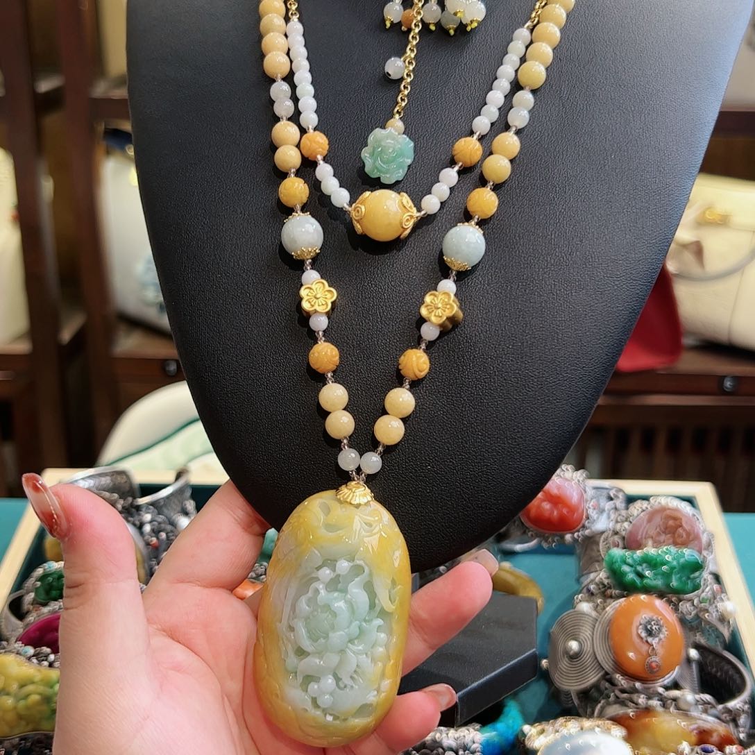 翡翠颈饰未镶嵌古风