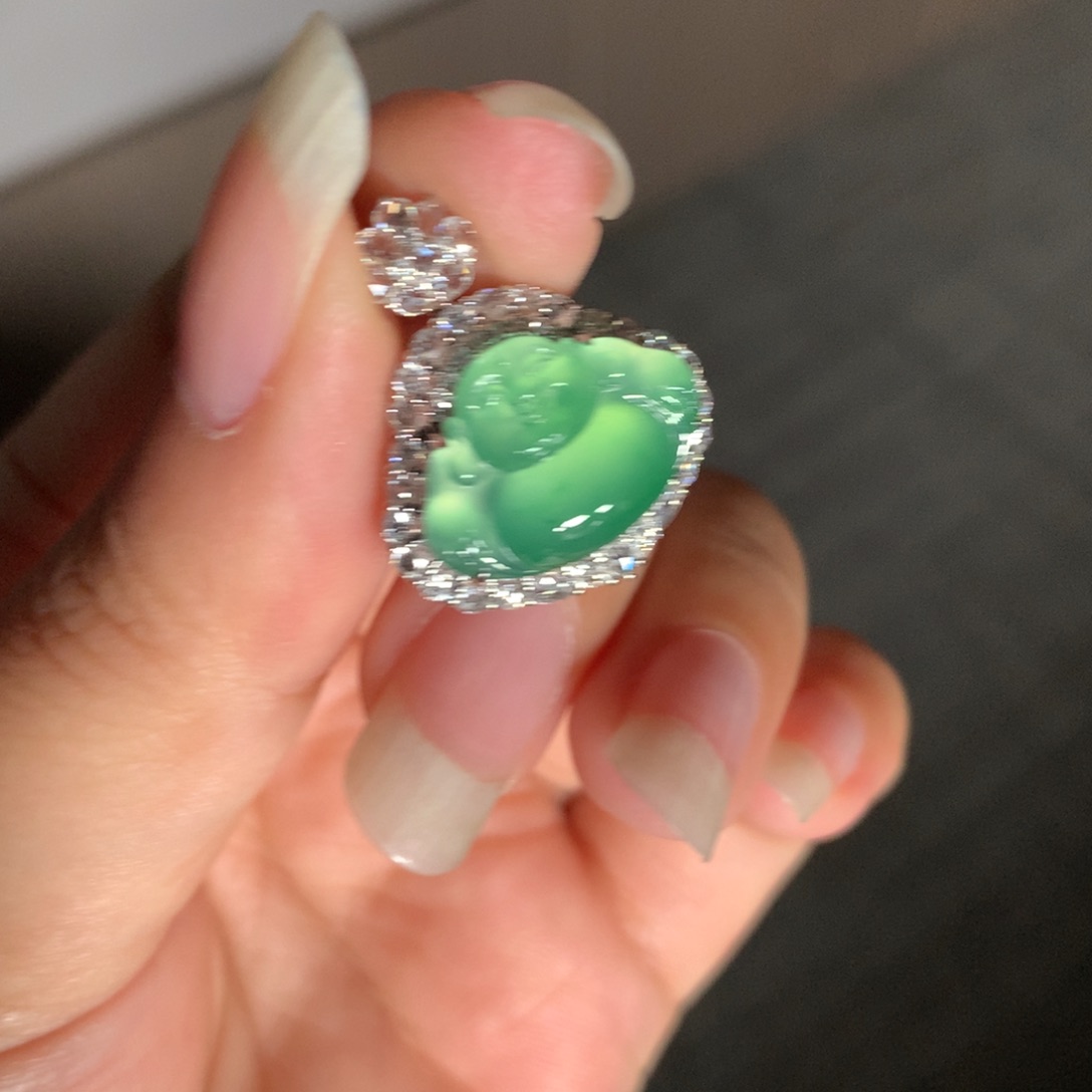 颈饰18K金镶嵌翡翠甜绿佛公