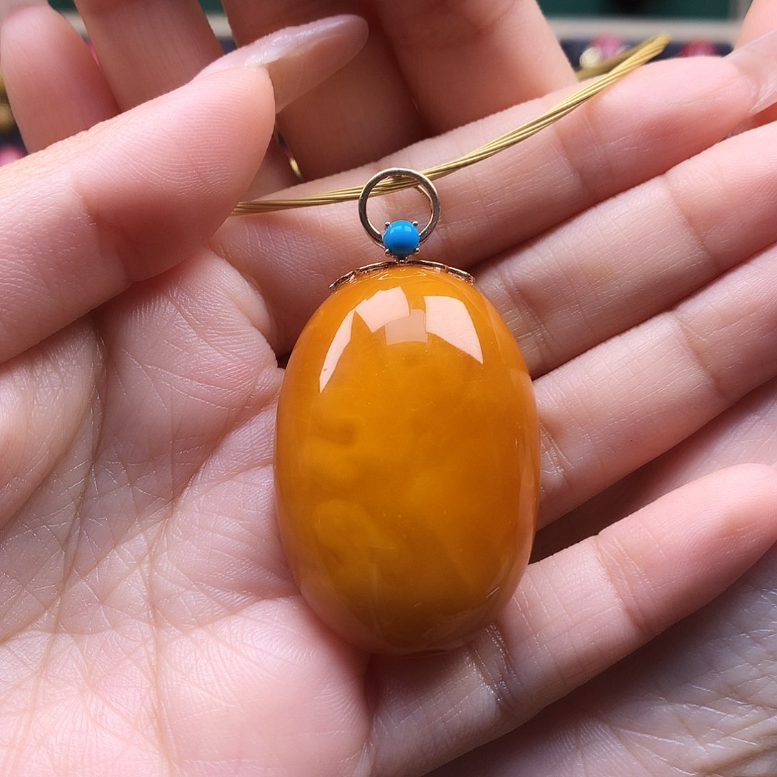 18K金镶嵌颈饰蜜蜡吊坠