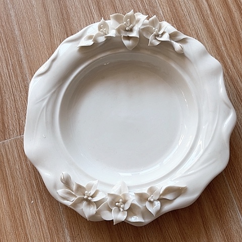 白瓷十寸盘子捏花的