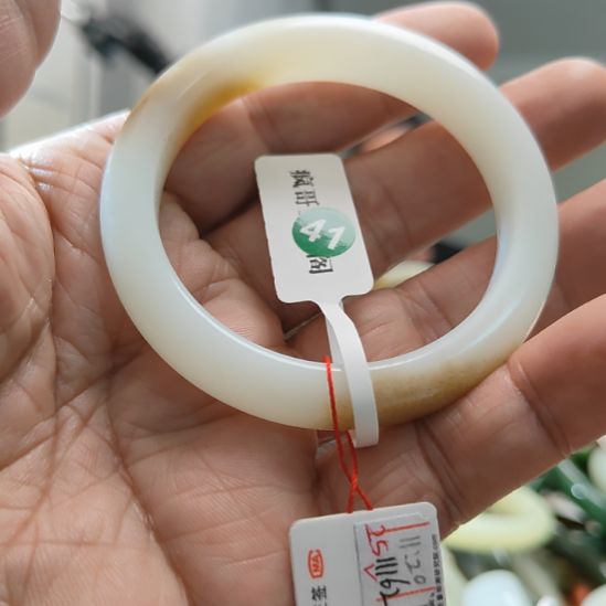 萧***萧和田玉未镶嵌手镯