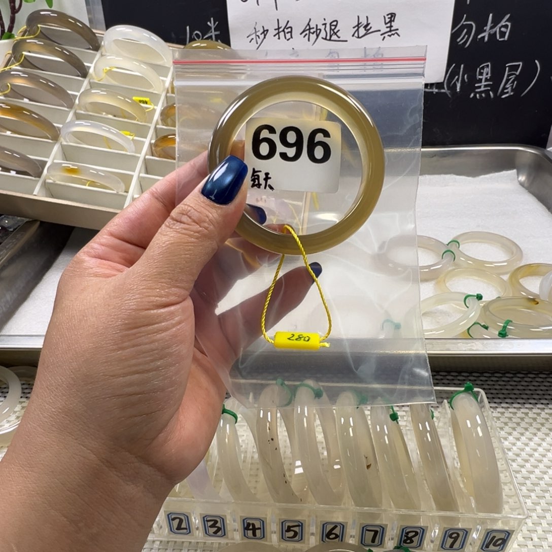 每****玛瑙/玉髓未镶嵌手镯