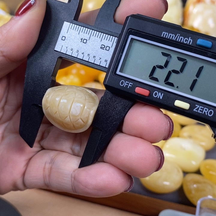 琥珀颈饰未镶嵌富甲