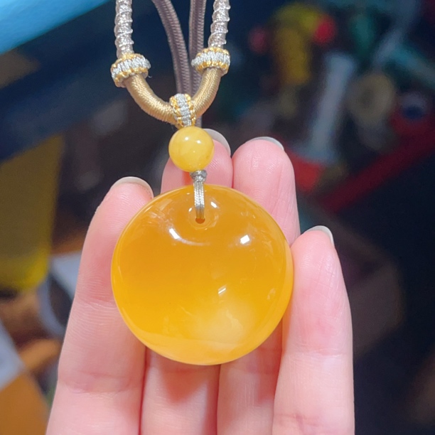 俄料鸡油黄蜜蜡公主扣吊坠，11.7克，尺寸33.9-17.9mm