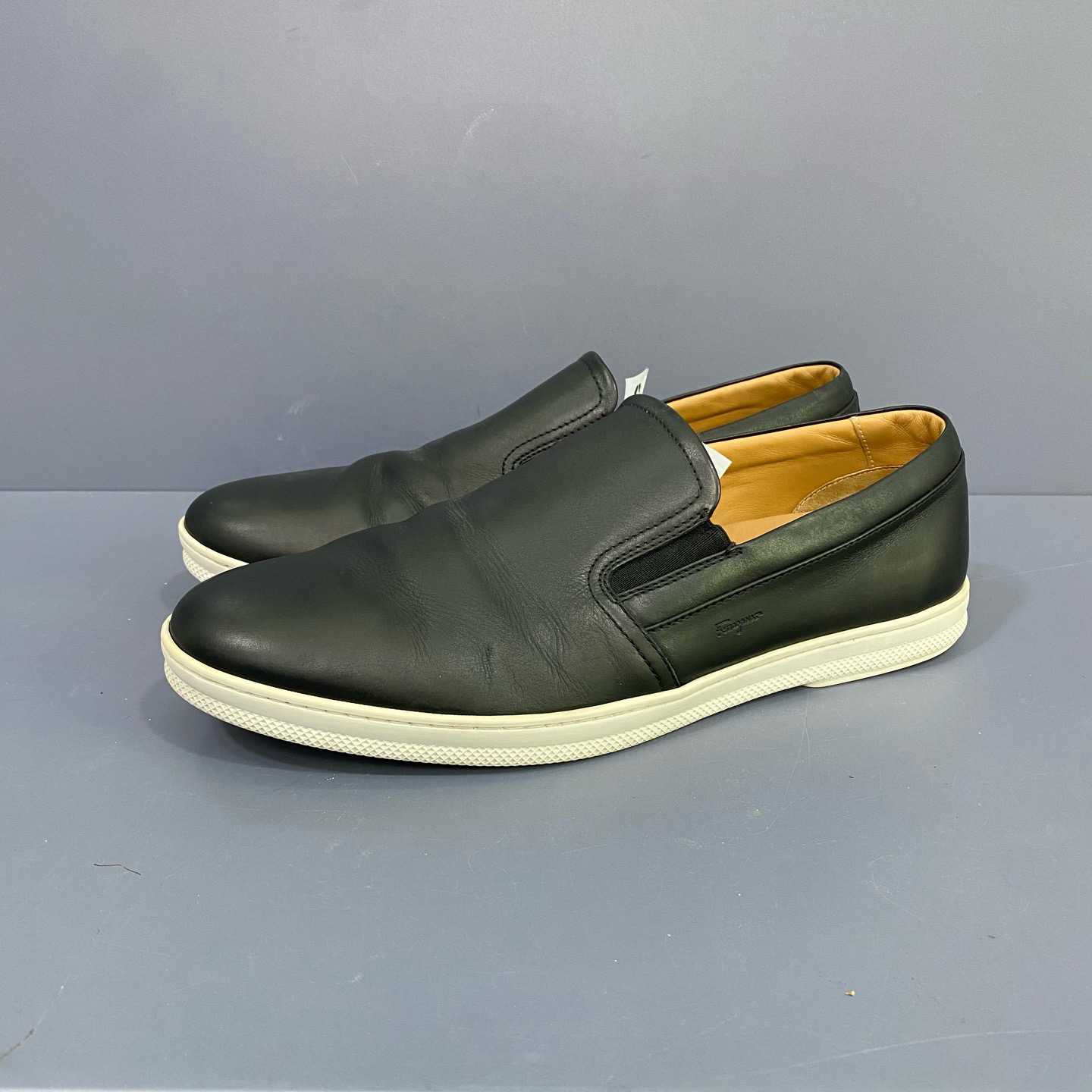 95新 FERRAGAMO/菲拉格慕 44码 菲拉格慕黑白一脚蹬休闲鞋很新 30