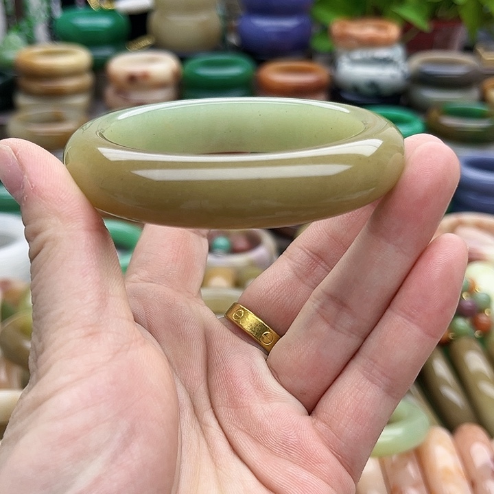 未镶嵌手镯（圆镯）石英质玉