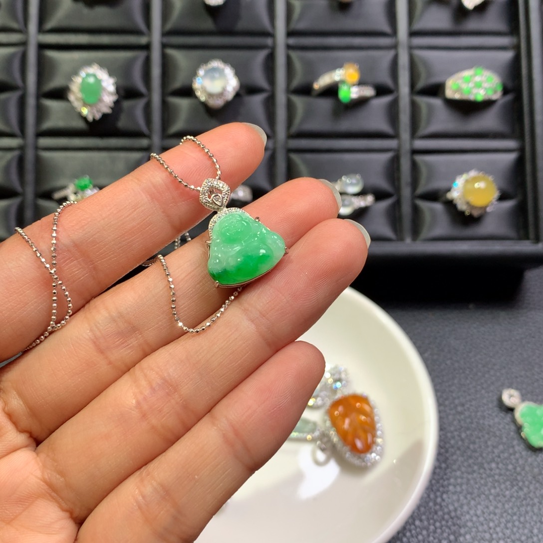 V***s翡翠银S925镶嵌颈饰