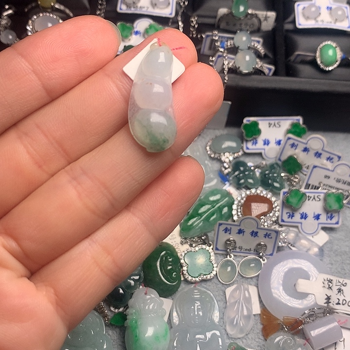 翡翠未镶嵌颈饰福豆