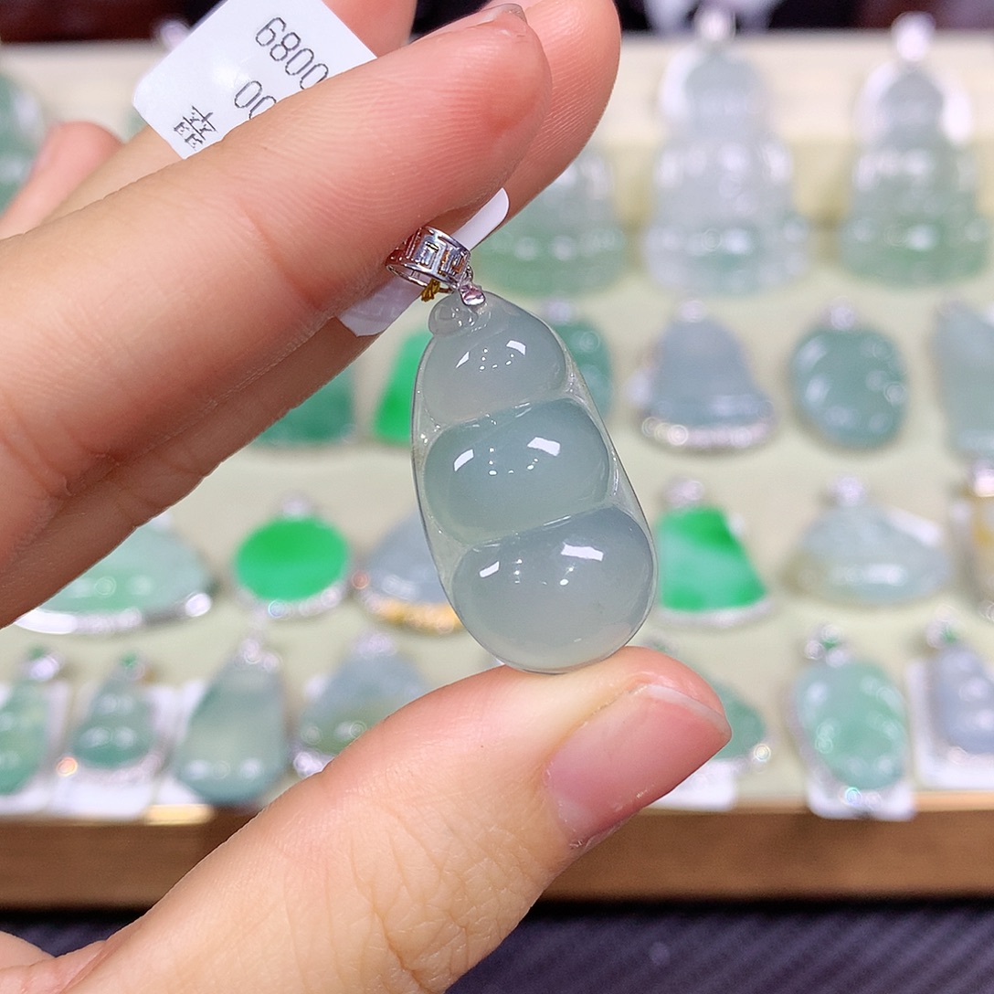 翡翠18K金镶嵌颈饰福豆