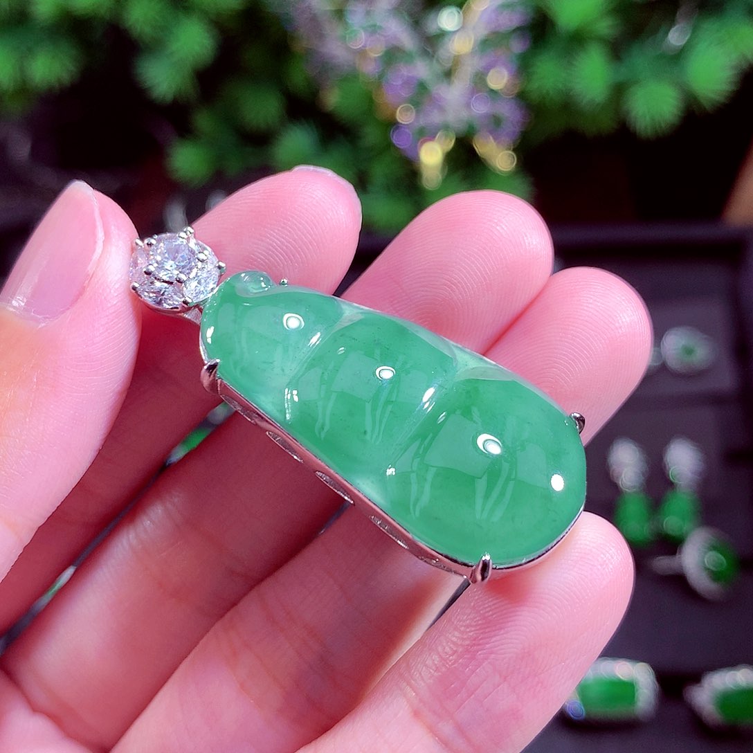 颈饰未镶嵌翡翠天然