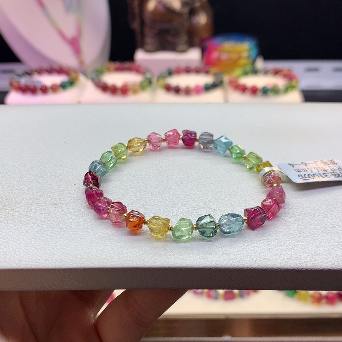 碧玺手串未镶嵌6.6/原石净度。