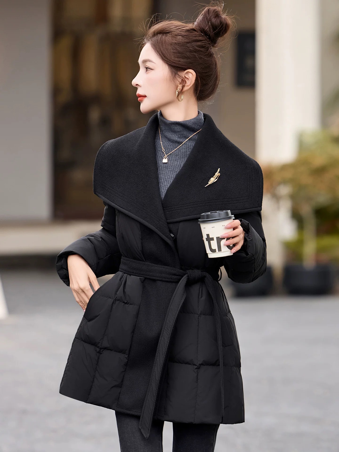 高端气质黑色羽绒服女中长款2025冬季新款羊毛呢拼接保暖系带外套