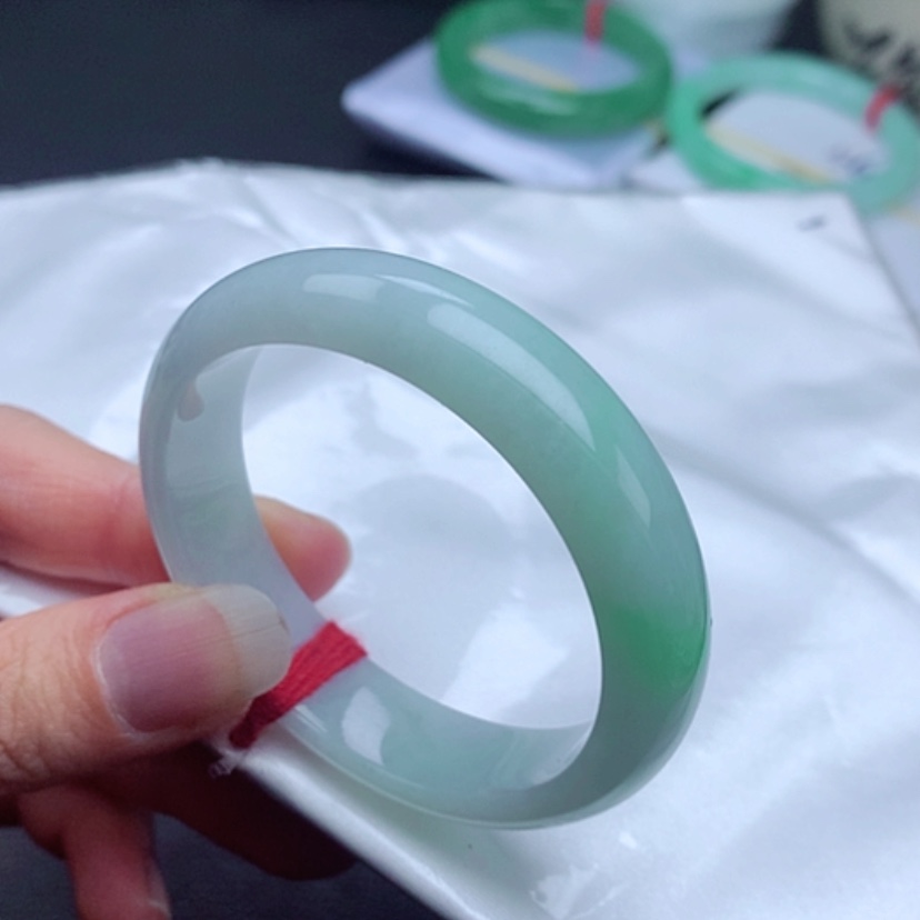 【闪购商品】翡翠手镯未镶嵌       贵妃50 白底青