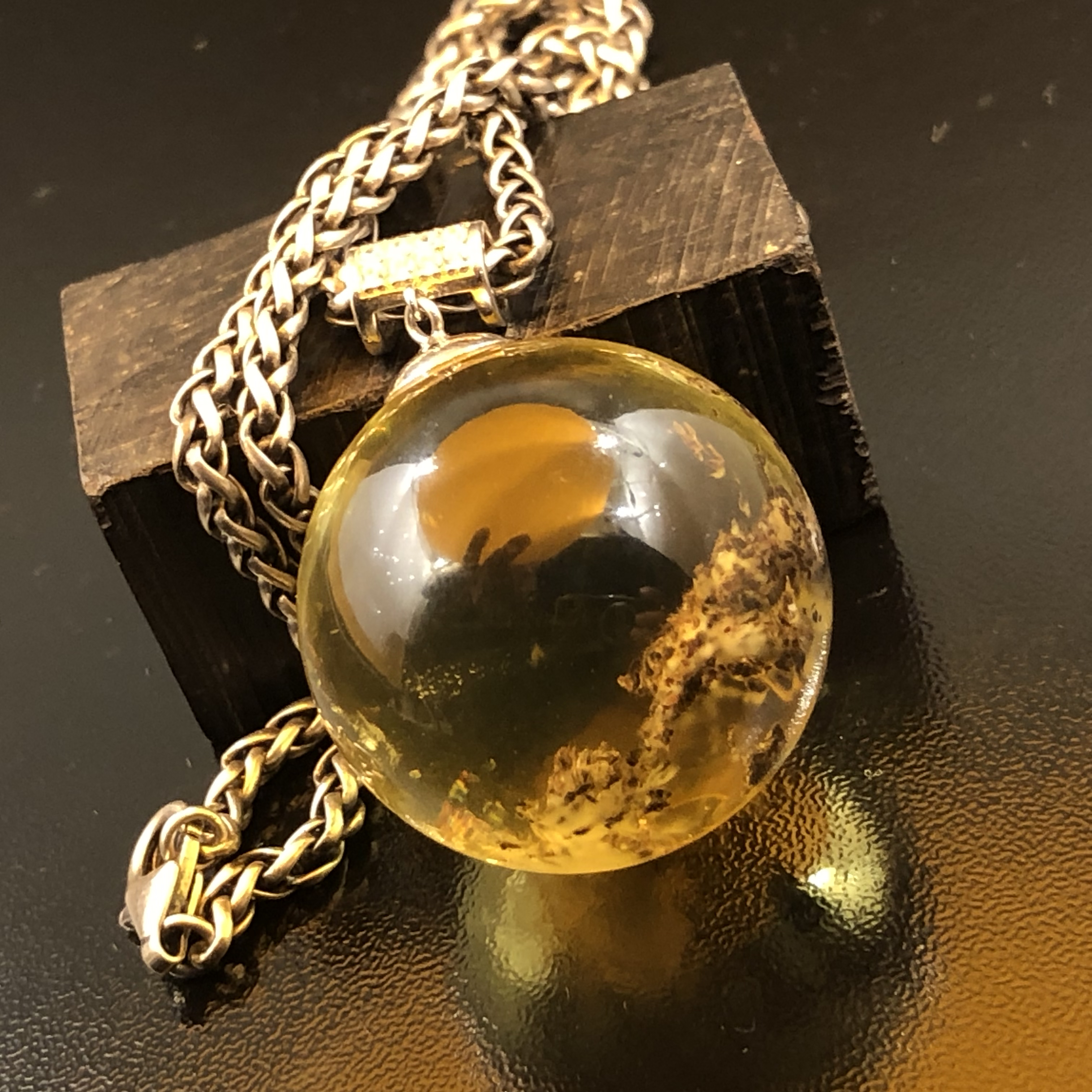 原生态植物琥珀吊坠。蜜蜡