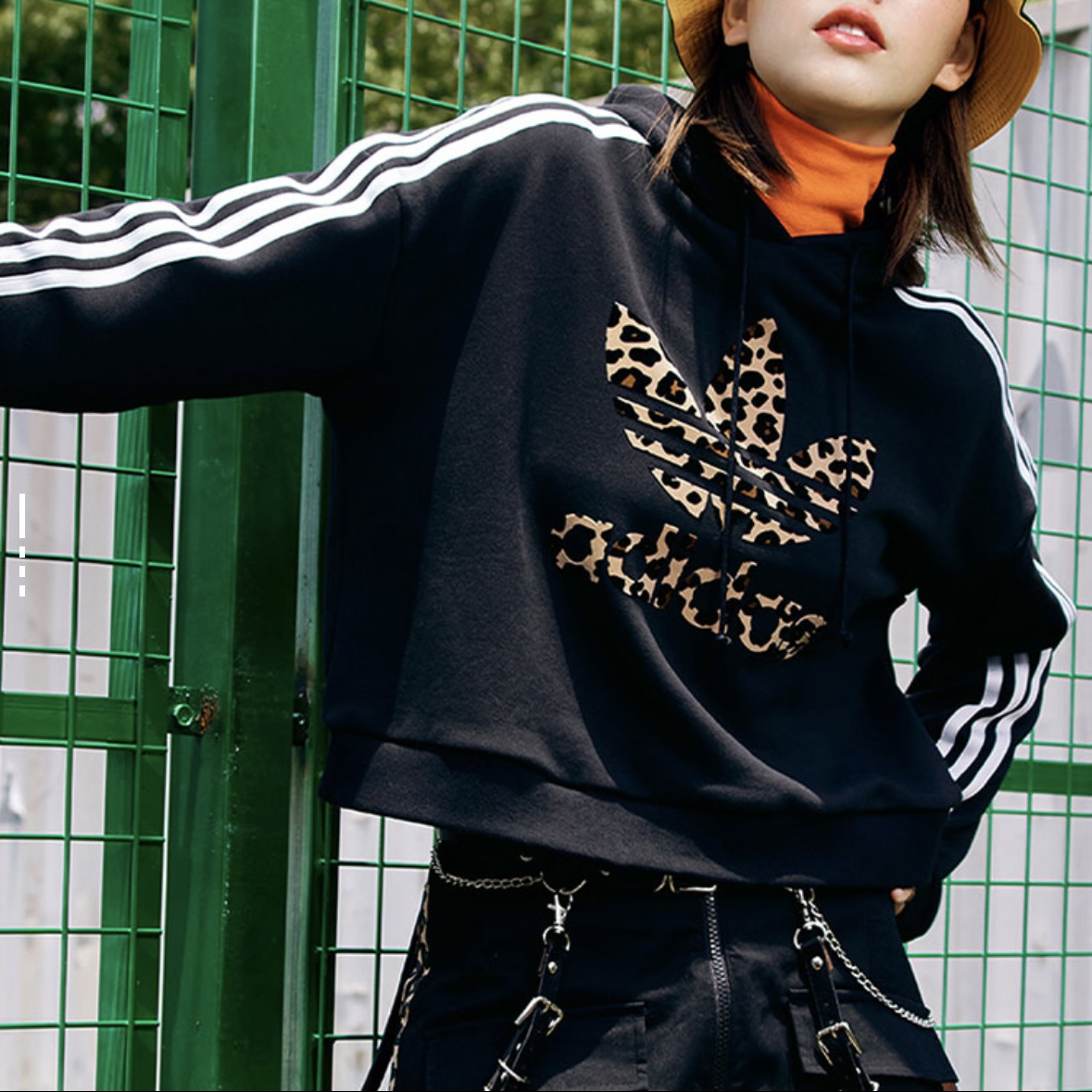 adidas originals 三叶草 Logo豹纹条纹短款连帽卫衣 黑色 GT5223