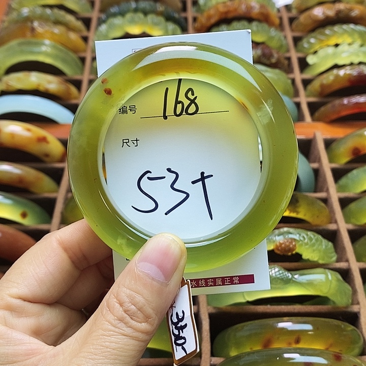 蛇纹石玉未镶嵌手镯似*月