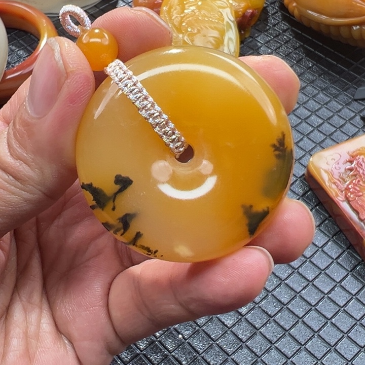 石英质玉（黄龙玉）颈饰未镶嵌