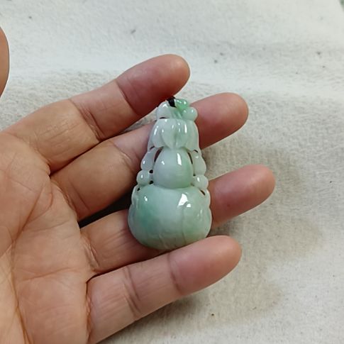 翡翠未镶嵌颈饰生*