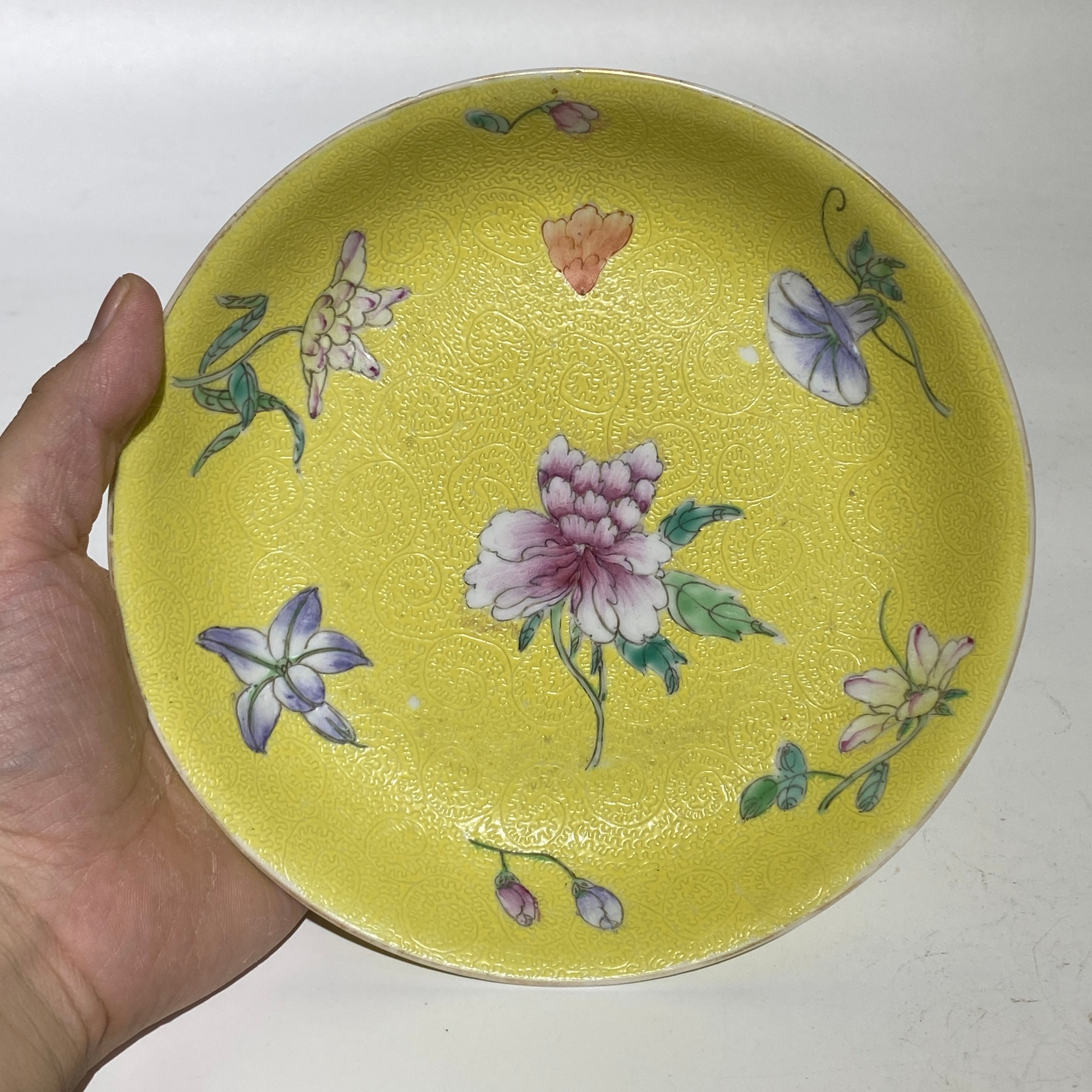 黄地轧道粉彩花卉纹盘