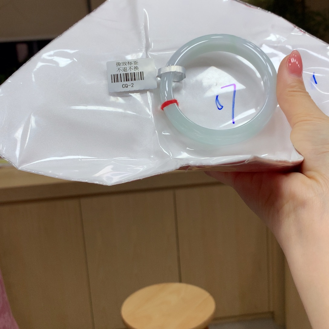 翡翠手镯未镶嵌不退不换