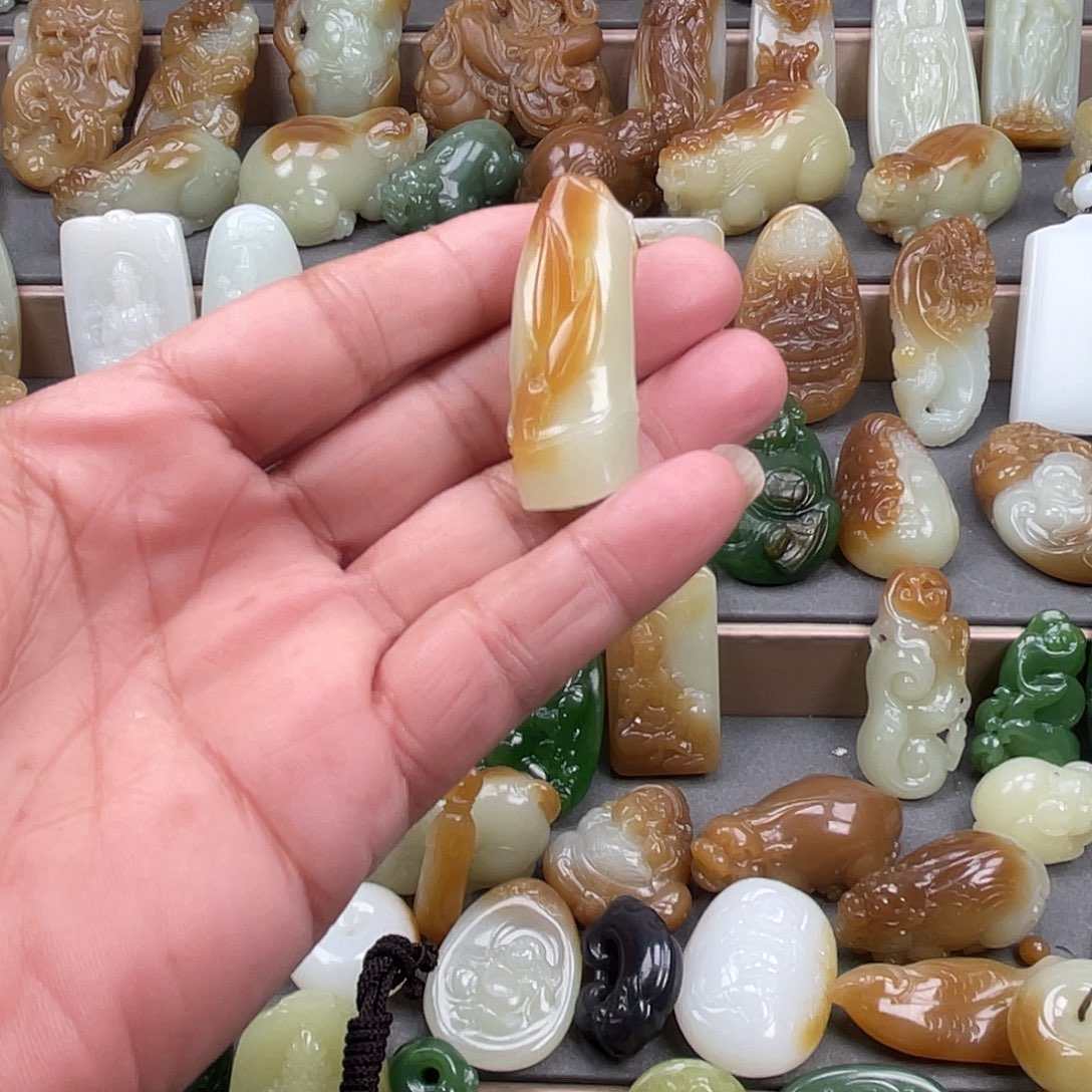 当***爹和田玉未镶嵌颈饰