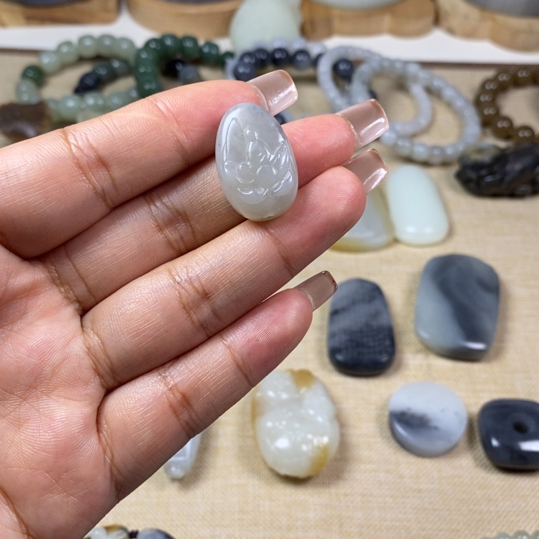 和田玉未镶嵌颈饰